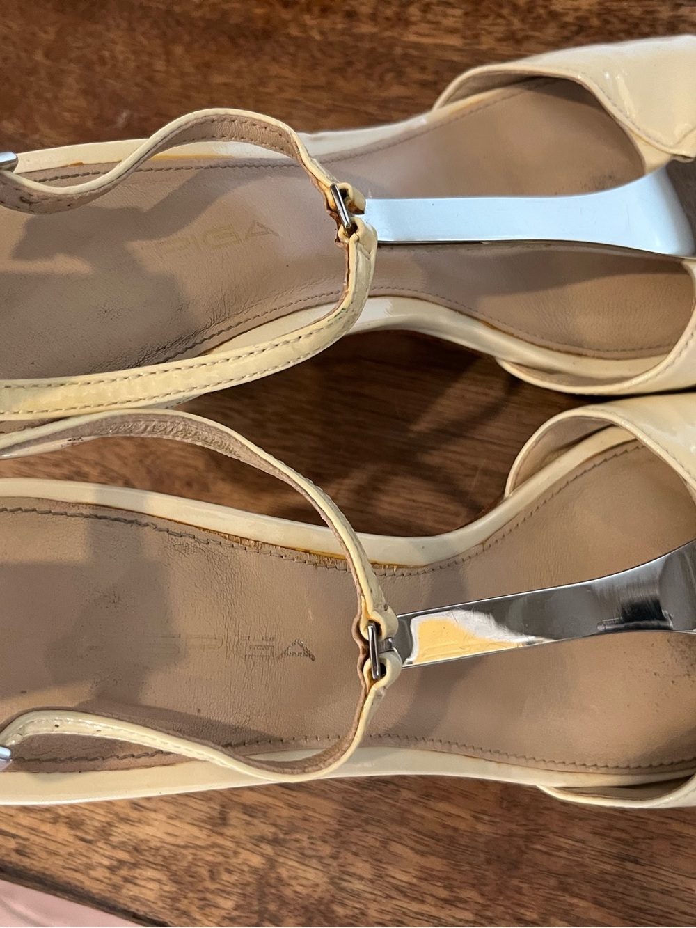 Via Spiga Ivory Patent Leather Metal T-Strap Heels 7 - Picture 7 of 8